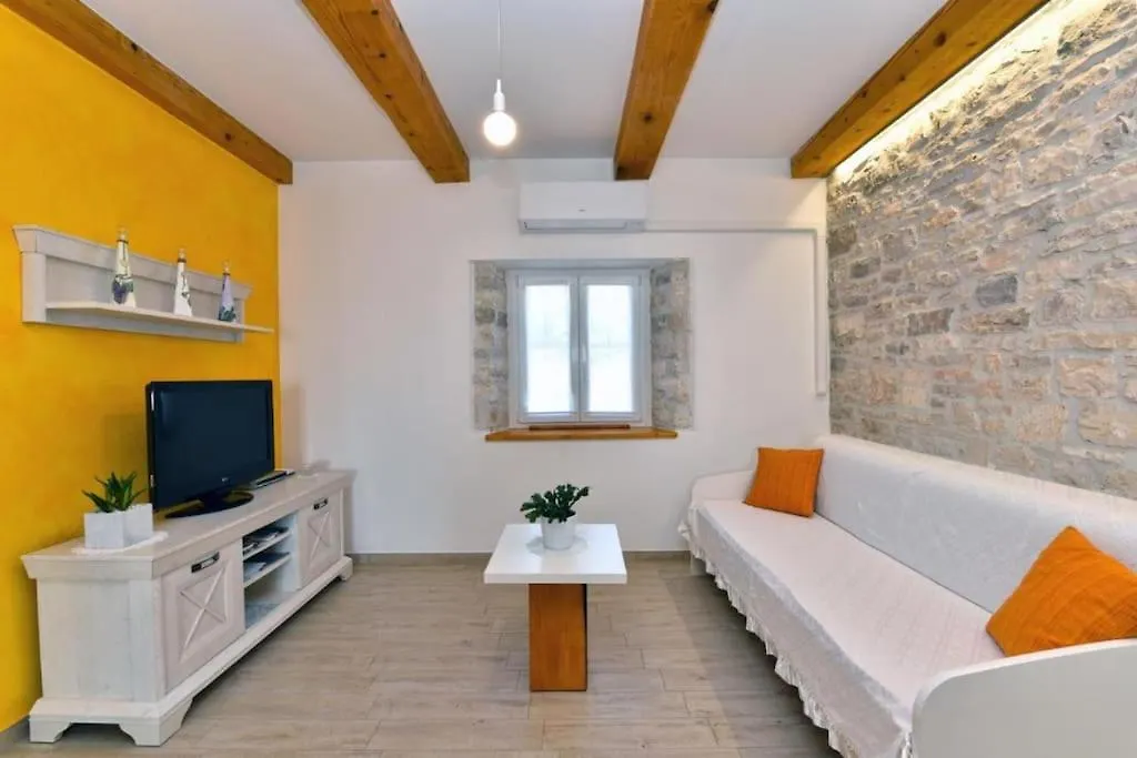 Relaxing House On Countryside In Central Istria Pifari 0*,